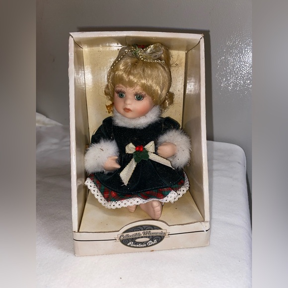 Porcelain doll Christmas collection new - Picture 2 of 3